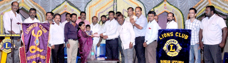 ಬೈಂದೂರು: ಲಯನ್ಸ್ ಕ್ಲಬ್ ವತಿಯಿಂದ ಹನುಮಂತಪ್ಪ ಕೊಪ್ಪದ ಕುಟುಂಬಕ್ಕೆ ಪರಿಹಾರ