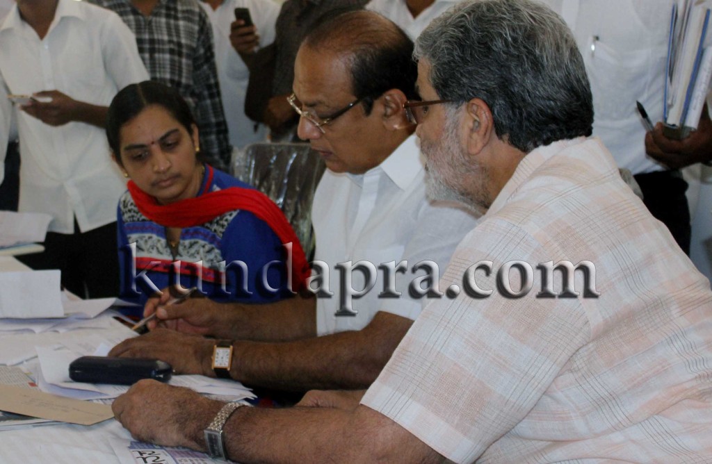 ‘ತುಘಲಕ್ ದರ್ಬಾರ್ ಮಾಡಬೇಡಿ’. ಜನತಾ ದರ್ಶನದಲ್ಲಿಯೇ ತಹಶೀಲ್ದಾರ್ಗೆ ಎಂಎಲ್ಸಿ ತರಾಟೆ