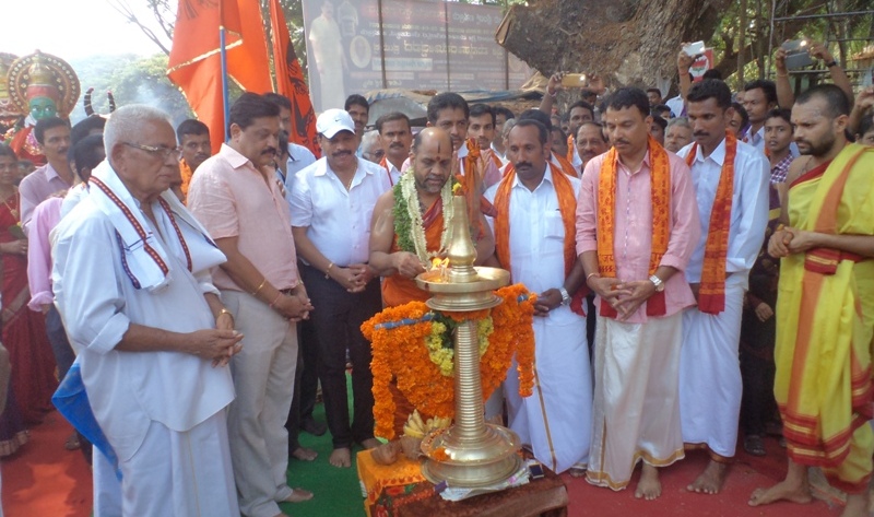 ಬಸ್ರೂರು ಶ್ರೀ ಮಹಾಲಿಂಗೇಶ್ವರ ದೇವಳ ಸ್ವಾಗತ ಗೋಪುರ ಲೋಕಾರ್ಪಣೆ. ರಥಬೀದಿ ಫ್ರೆಂಡ್ಸ್ ದಶಮಾನೋತ್ಸವ