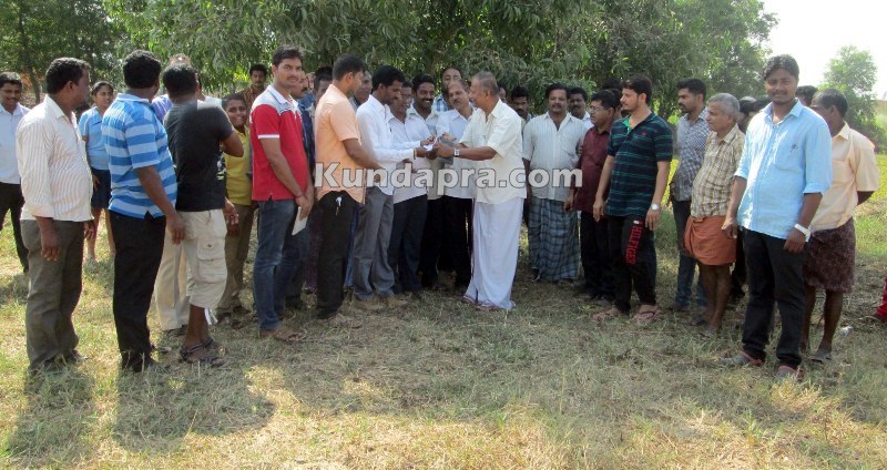 ಗಿಳಿಯಾರು: ಹೊಳೆಯ ಪಕ್ಕದ ಹಡಿಲು ಭೂಮಿಗೆ ಅಕ್ರಮವಾಗಿ ಮಣ್ಣು ತುಂಬಿಸುತ್ತಿದ್ದ ಲಾರಿ ತಡೆದು ಪ್ರತಿಭಟನೆ