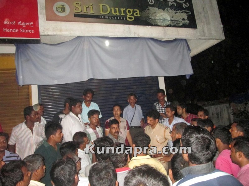 ಕೋಟ: ಗ್ರಾಹಕರ ಸೋಗಿನಲ್ಲಿ ಜ್ಯುವೆಲ್ಲರಿಗೆ ನುಗ್ಗಿದ ಕಳ್ಳರು. ಮಾಲಿಕನಿಗೆ ಹಲ್ಲೆ ನಡೆಸಿ ದರೋಡೆ