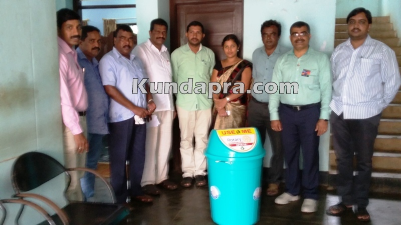 ಸರಕಾರಿ ಕಚೇರಿಗಳಿಗೆ ರೋಟರಿ ಕುಂದಾಪುರದಿಂದ ಡಸ್ಟ್ಬಿನ್ ಕೊಡುಗೆ