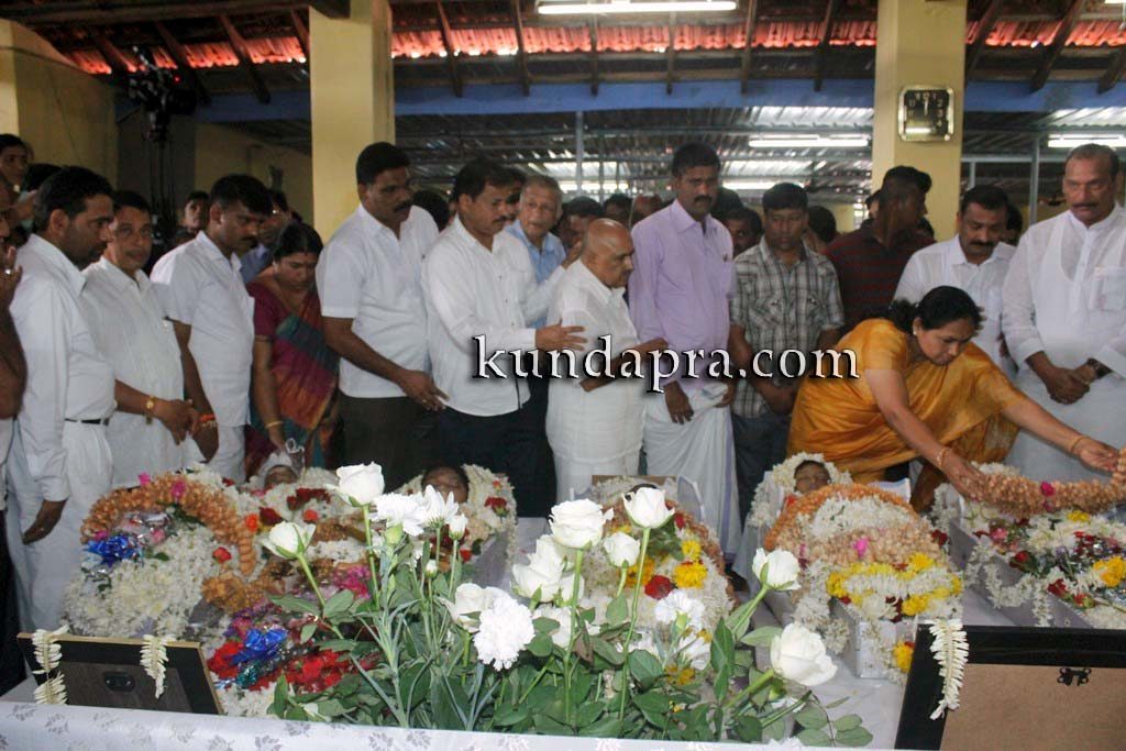 ಸ್ಕೂಲ್ ವ್ಯಾನ್ ಅಫಘಾತದಲ್ಲಿ ಮಡಿದ ಮಕ್ಕಳ ಅಂತಿಮ ವಿಧಿ ಗಂಗೊಳ್ಳಿ, ತಲ್ಲೂರು ಚರ್ಚಿನಲ್ಲಿ ಪೂರ್ಣ