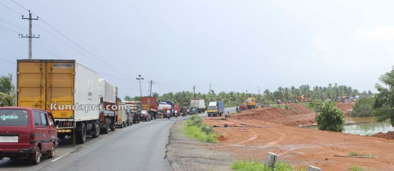 ಮೂವತ್ತುಮುಡಿ: ಸೇತುವೆ ಕೆಳಗೆ ಬಿದ್ದ ಲಾರಿ ಎತ್ತಲು ಗಂಟೆಗಟ್ಟಲೆ ಟ್ರಾಫಿಕ್ ಜಾಮ್