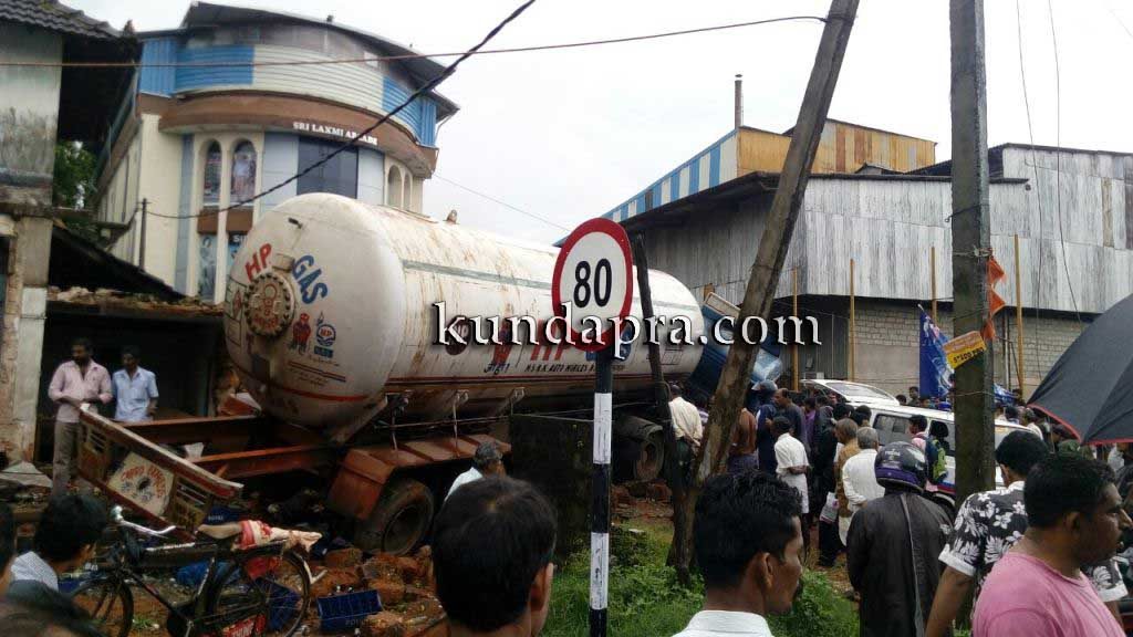 ತೆಕ್ಕಟ್ಟೆ ಅಂಗಡಿಗೆ ನುಗ್ಗಿದ ಟ್ಯಾಂಕರ್: ಓರ್ವನ ಸಾವು