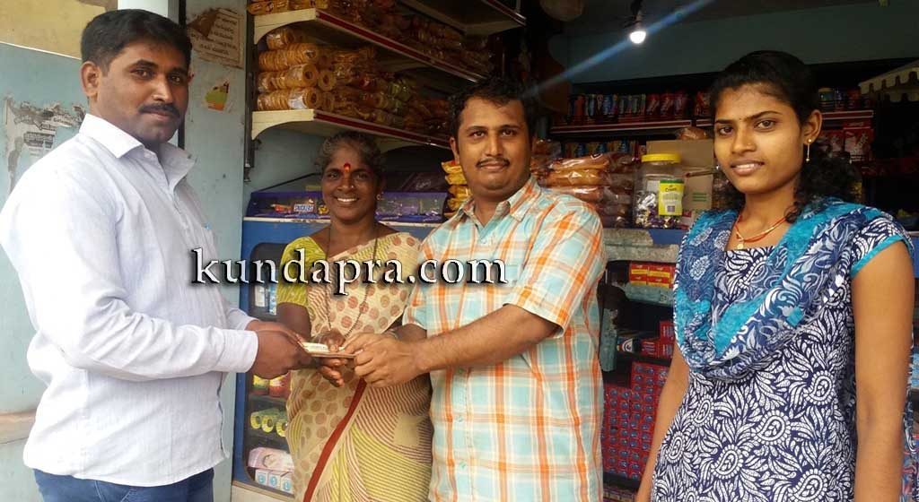 ರಸ್ತೆಯಲ್ಲಿ ಸಿಕ್ಕ ಹಣವನ್ನು ವಾರಿಸುದಾರರಿಗೆ ಮರಳಿಸಿ ಮಾನವೀಯತೆ