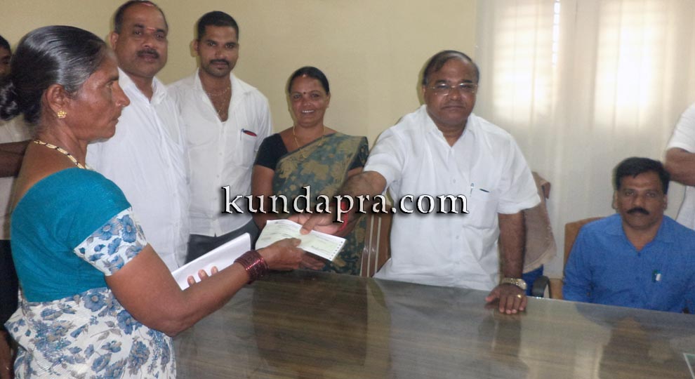 ರಾಷ್ಟ್ರೀಯ ಕುಟುಂಬ ನೆರವು ಯೋಜನೆ: ಫಲಾನುಭವಿಗಳಿಗೆ ಚೆಕ್ ವಿತರಣೆ