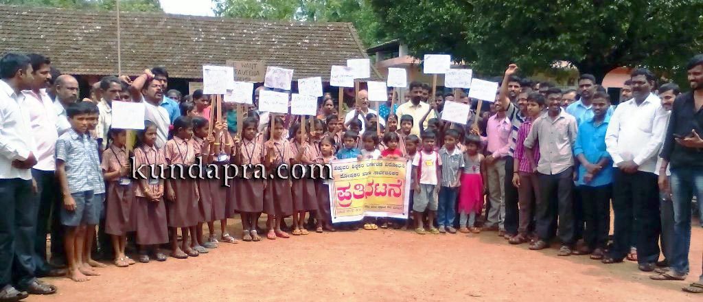 ಹೊಸ್ಮಠ: ಶಿಕ್ಷಕರ ವರ್ಗವಣೆಗೆ ವಿದ್ಯಾರ್ಥಿಗಳ ವಿರೋಧ. ಮೈದಾನದಲ್ಲೇ ಅಡಿಗೆ ಊಟ ಮಾಡಿ ಪ್ರತಿಭಟನೆ