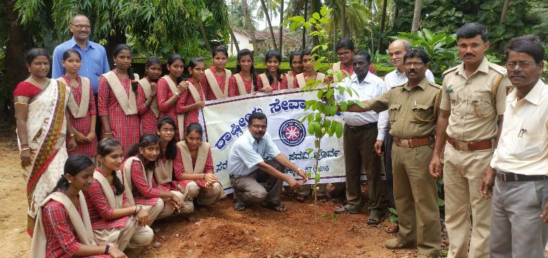 ಸರಸ್ವತಿ ವಿದ್ಯಾಲಯದಲ್ಲಿ ಗಿಡ ನೆಡುವ ಕಾರ್ಯಕ್ರಮ