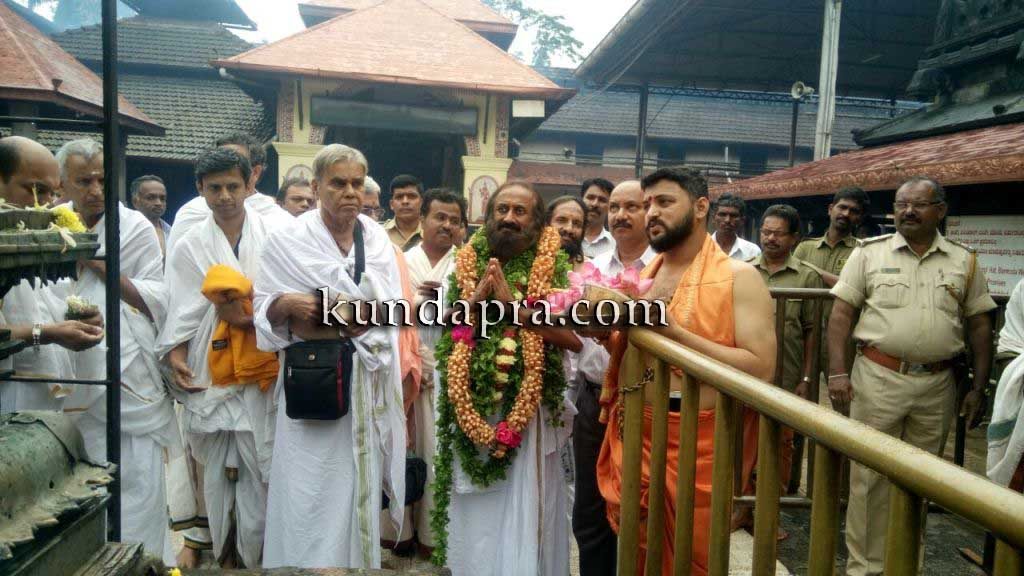 ಕೊಲ್ಲೂರು ದೇವಳಕ್ಕೆ ಅರ್ಟ್ ಆಫ್ ಲೀವಿಂಗ್ನ ಶ್ರೀ ರವಿಶಂಕರ ಗುರೂಜಿ ಭೇಟಿ