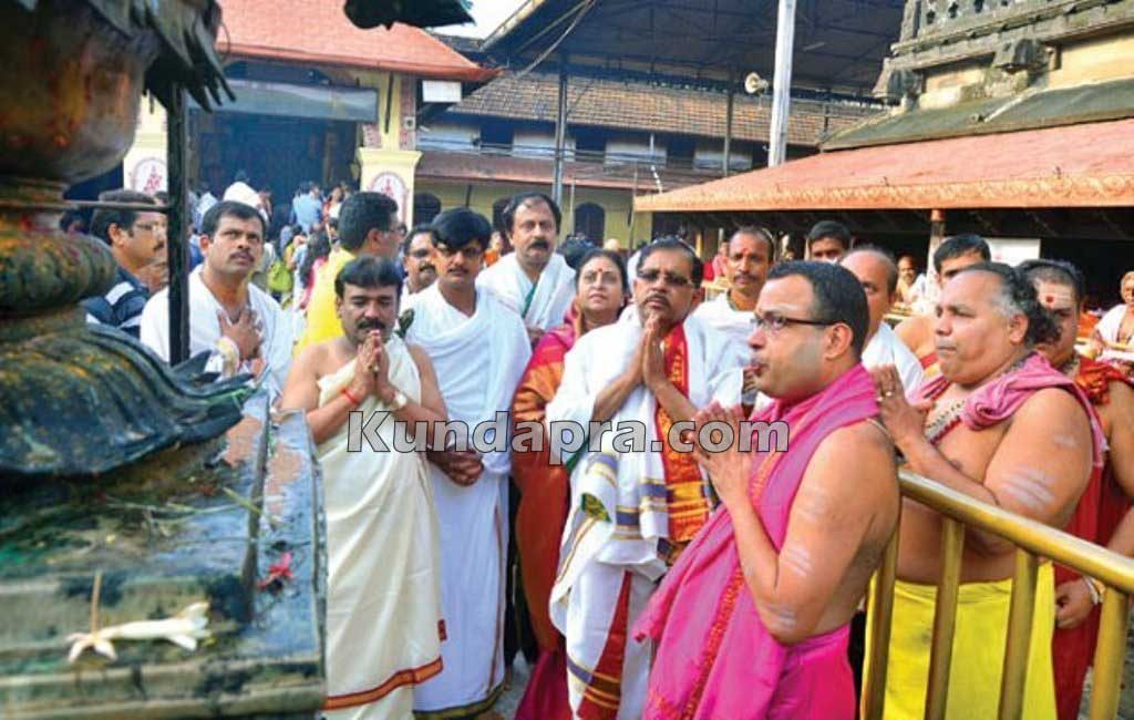 ಕೊಲ್ಲೂರು ದೇವಳಕ್ಕೆ ರಾಜ್ಯ ಗೃಹಸಚಿವ ಡಾ. ಜಿ. ಪರಮೇಶ್ವರ್ ಭೇಟಿ