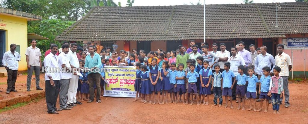 ಹೆಚ್ಚುವರಿ ಶಿಕ್ಷಕರ ಗೊಂದಲ: ತೆಂಕೊಡಿಗೆ ಶಾಲೆಯಲ್ಲಿ ಪೋಷಕರ ಪ್ರತಿಭಟನೆ
