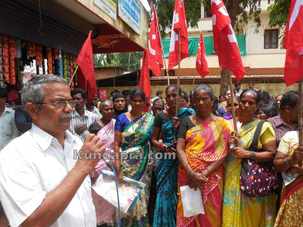 ಸಾಲಿಗ್ರಾಮ : ನಿವೇಶನ ಹಕ್ಕು ಪತ್ರಕ್ಕೆ ಒತ್ತಾಯಿಸಿ, ಪಟ್ಟಣ ಪಂಚಾಯತ್ ಕಛೇರಿ ಎದುರು ಪ್ರತಿಭಟನೆ.