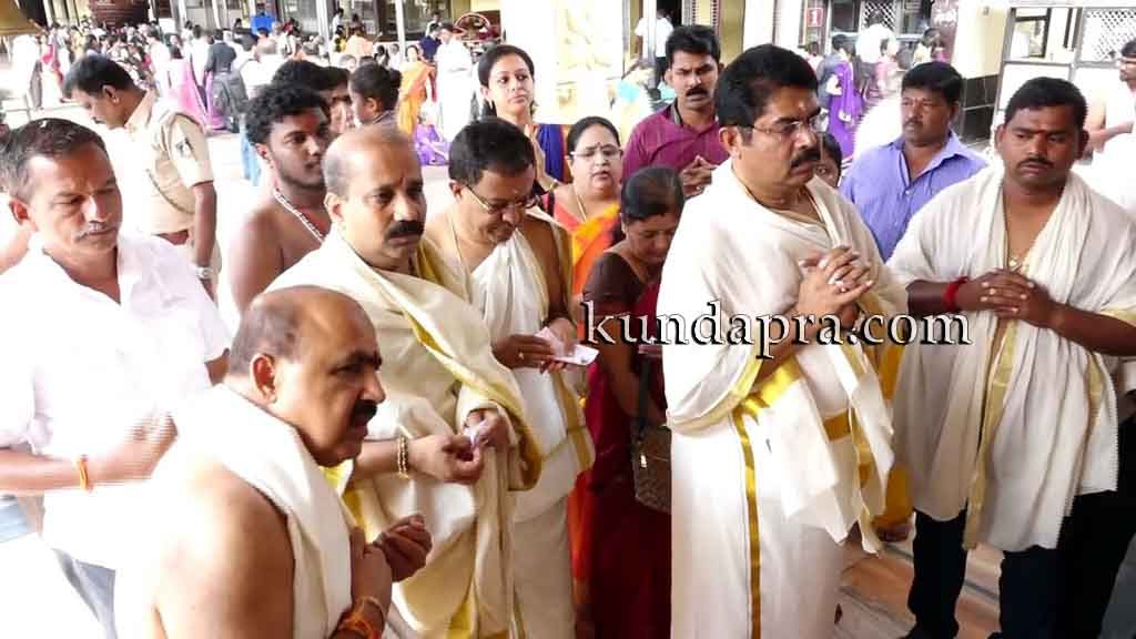 ಕೊಲ್ಲೂರು ದೇವಳಕ್ಕೆ ಮಾಜಿ ಉಪ ಮುಖ್ಯಮಂತ್ರಿ ಆರ್. ಅಶೋಕ್ ಭೇಟಿ