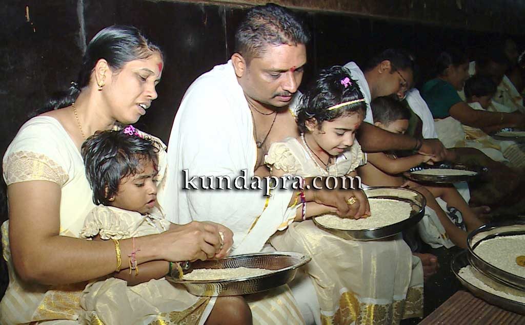 ವಿಜಯದಶಮಿ: ಕೊಲ್ಲೂರಿನಲ್ಲಿ ಮಕ್ಕಳಿಗೆ ವಿದ್ಯಾರಂಭ, ನವಾನ್ನಪ್ರಾಶನ