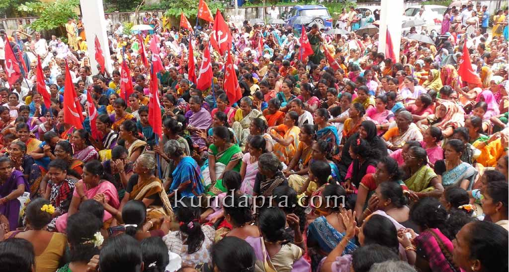 ಕುಂದಾಪುರ: ನಿವೇಶನ ರಹಿತರಿಗೆ ಹಕ್ಕು ಪತ್ರಕ್ಕಾಗಿ ಆಗ್ರಹಿಸಿ ಪ್ರತಿಭಟನೆ