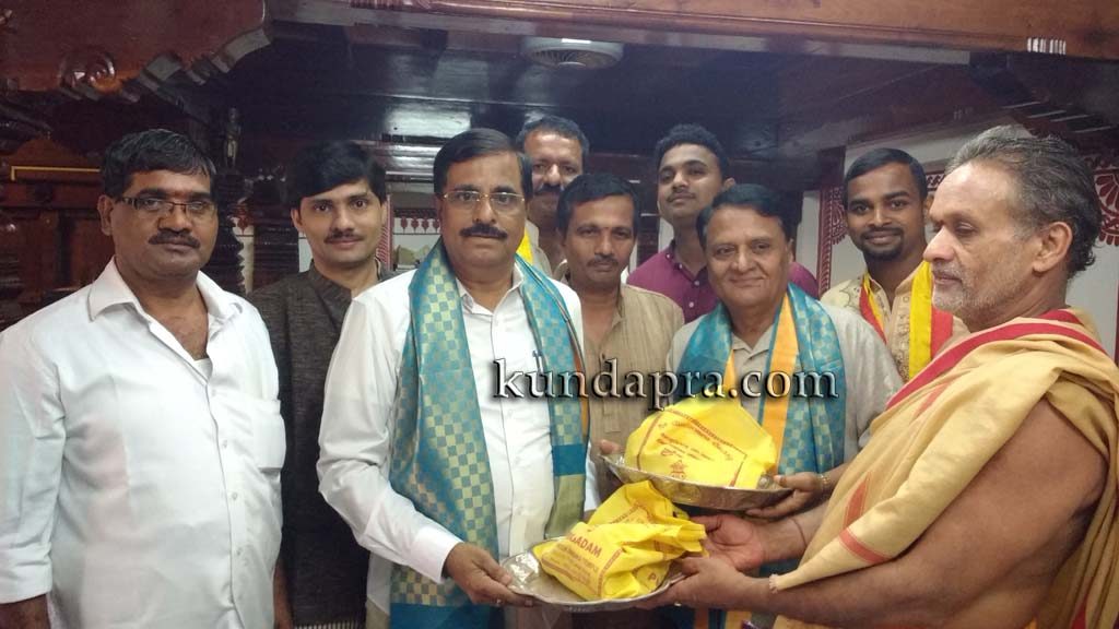 ಕೊಲ್ಲೂರು ದೇವಳಕ್ಕೆ ಕಸಾಪ ರಾಜ್ಯಧ್ಯಕ್ಷ ಭೇಟಿ