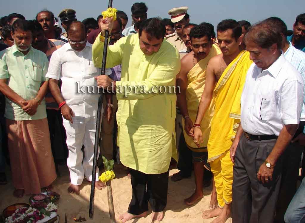 ಗಂಗೊಳ್ಳಿ: ಮೀನುಗಾರಿಕಾ ಬಂದರು ಕಾಮಗಾರಿಗಳಿಗೆ ಚಾಲನೆ