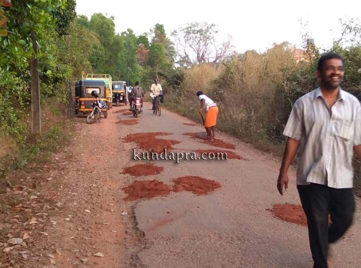 ಗುಂಡಿ ಬಿದ್ದ ರಸ್ತೆ: ರಿಕ್ಷಾ ಚಾಲಕರಿಂದ ಶ್ರಮದಾನ
