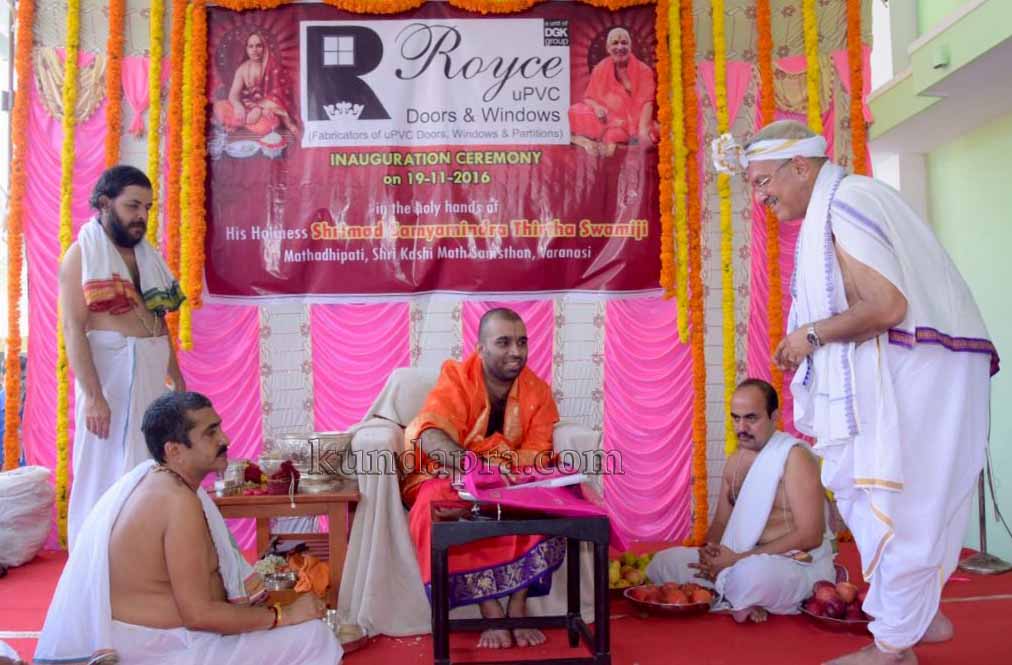 ಕಾಶೀ ಮಠಾಧೀಶರಿಂದ ‘ರೋಯ್ಸ ವಿಂಡೋಸ್’ ಉದ್ಘಾಟನೆ