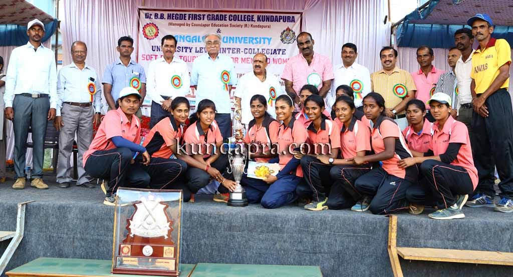 ಕುಂದಾಪುರ: ಅಂತರ್ ಕಾಲೇಜು ಸಾಫ್ಟ್ಬಾಲ್ ಪಂದ್ಯಾವಳಿ. ಸೈಂಟ್ ಅಲೋಶಿಯಸ್, ಆಳ್ವಾಸ್ಗೆ ಪ್ರಶಸ್ತಿ