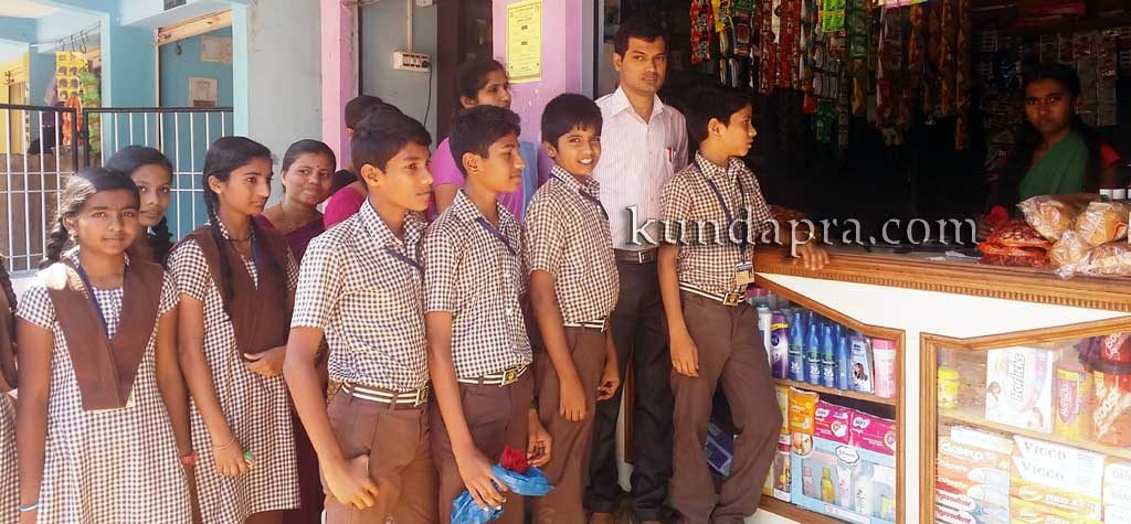 ಶಾಲೆಯ ಬಳಿ ತಂಬಾಕು ಉತ್ಪನ್ನ ಮಾರಬೇಡಿ: ವರ್ತಕರಿಗೆ ವಿದ್ಯಾರ್ಥಿಗಳ ಮನವಿ