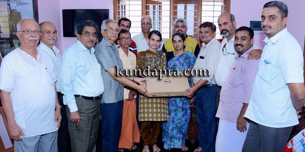 ದ್ವಿತೀಯ ಪಿಯುಸಿ ಪ್ರಥಮ ರ್ಯಾಂಕ್ ಪಡೆದ ರಾಧಿಕಾಗೆಎ ಲ್ಯಾಪ್ಟಾಪ್ ಕೊಡುಗೆ