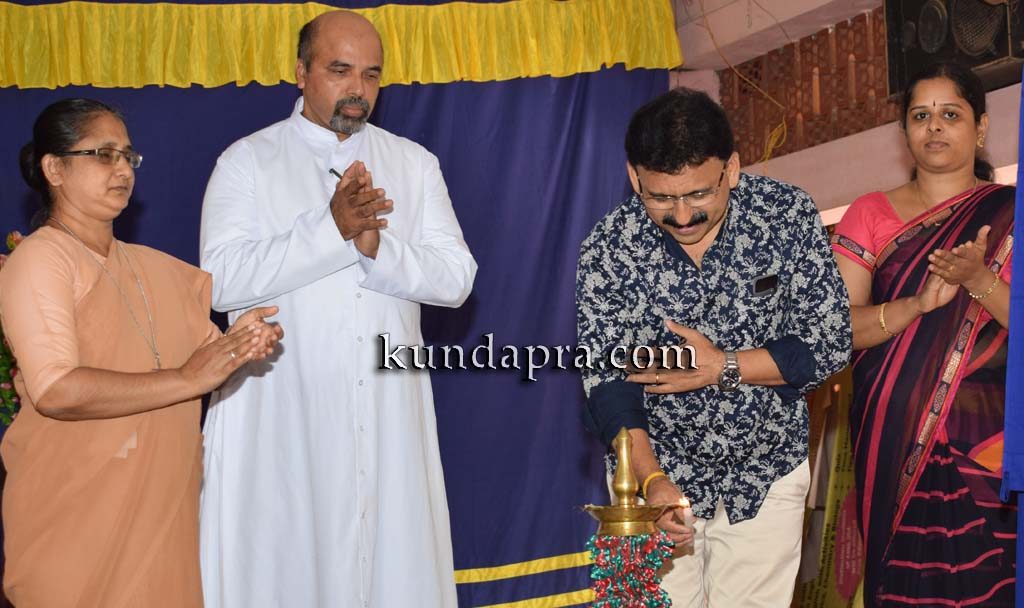 ಕುಂದಾಪುರ ಹೋಲಿ ರೋಜರಿ ಶಾಲೆ: ವಿದ್ಯಾರ್ಥಿ ಸಂಸತ್ತು ಉದ್ಘಾಟನೆ