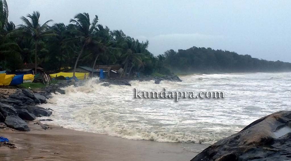 ತಾಲೂಕಿನ ಗಂಗೊಳ್ಳಿ, ಮರವಂತೆ, ಶಿರೂರಿನಲ್ಲಿ ಹೆಚ್ಚಾದ ಕಡಲ್ಕೋರೆತ. ಆತಂಕದಲ್ಲಿ ತೀರ ನಿವಾಸಿಗಳು