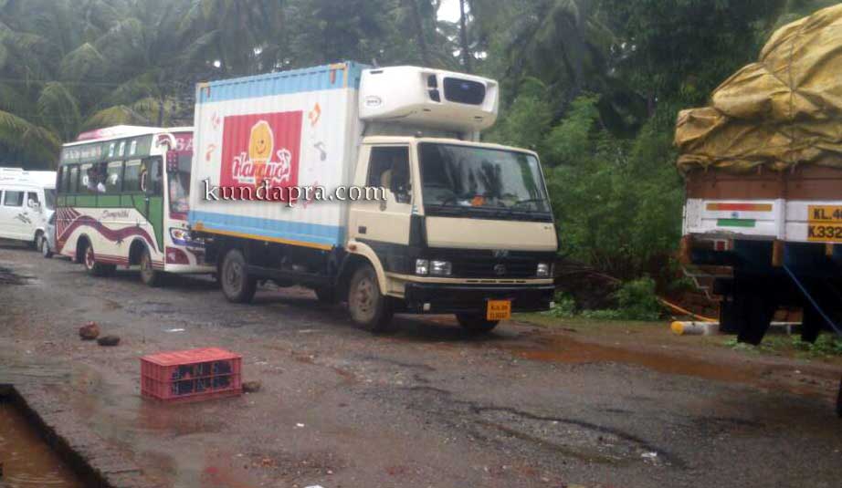 ಒತ್ತಿನಣೆಯಲ್ಲಿ ಮುಂದುವರಿದ ಗುಡ್ಡ ಕುಸಿತ : ಬದಲಿ ಮಾರ್ಗವೂ ಬ್ಲಾಕ್