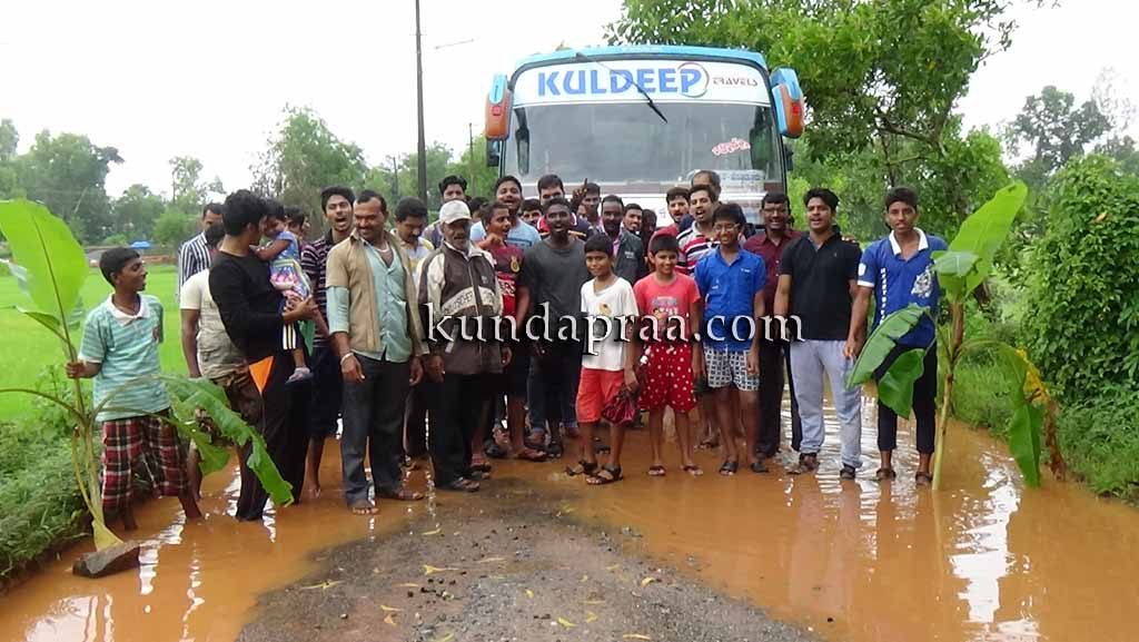 ಗಿಳಿಯಾರು ರಸ್ತೆಯಲ್ಲಿ ಹೊಂಡ: ಬಾಳೆಗಿಡ ನೆಟ್ಟು ಪ್ರತಿಭಟನೆ