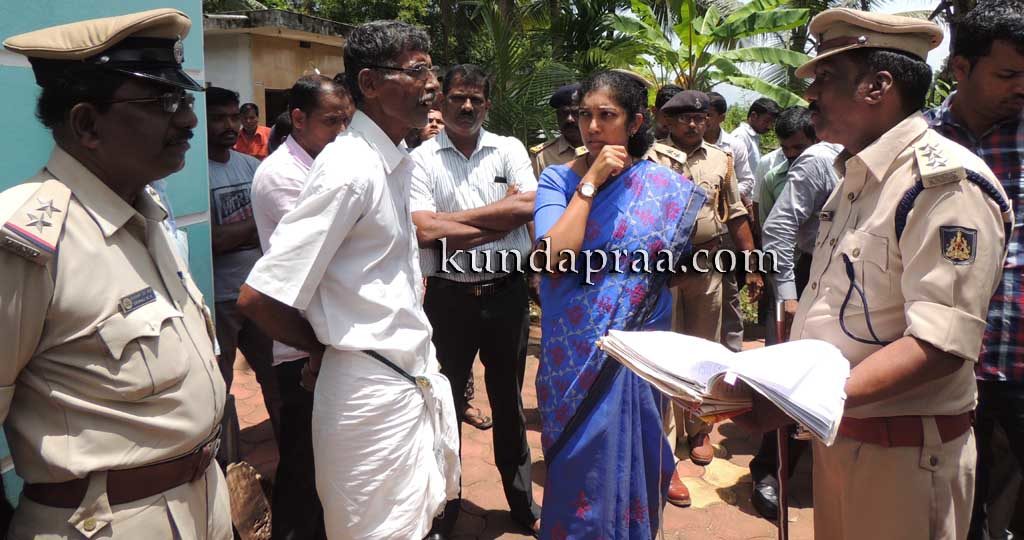 ಕೊಡೇರಿ ರಸ್ತೆಯಲ್ಲಿ ಬಾರ್: ಮುಂದುವರಿಗೆ ಗ್ರಾಮಸ್ಥರ ವಿರೋಧ. ಎಸಿ ಭೇಟಿ