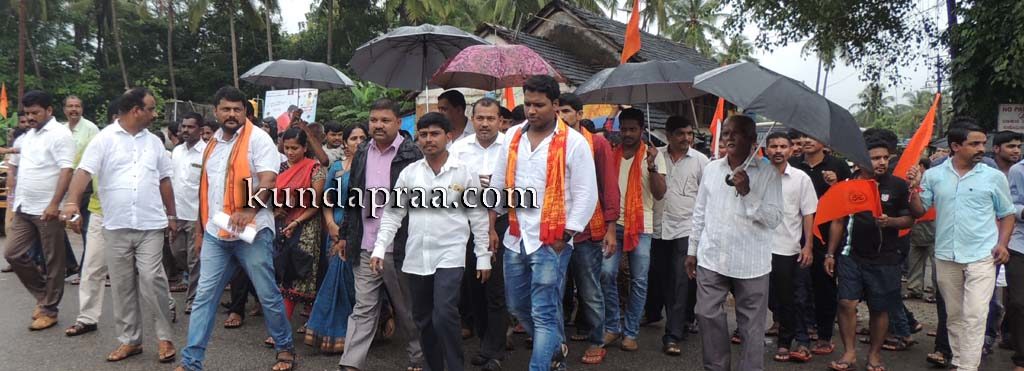 ಗಣೇಶ ವಿಗ್ರಹ ಕೊಂಡೊಯ್ಯವ ವೇಳೆ ಅನ್ಯ ಕೋಮಿನವರಿಂದ ತಡೆ. ಬೈಂದೂರಿನಲ್ಲಿ ಪ್ರತಿಭಟನೆ