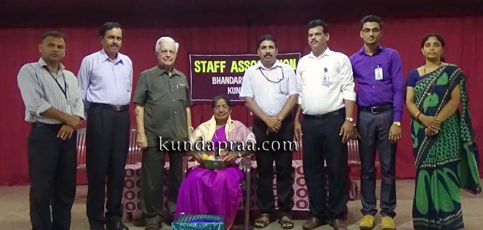 ಸೇವಾ ನಿವೃತ್ತಿ ಹೊಂದಿದ ಇಂಗ್ಲೀಷ್ ವಿಭಾಗದ ಮುಖ್ಯಸ್ಥೆ ಡಾ.ಪಾರ್ವತಿ ಜಿ.ಐತಾಳ್ ಅವರಿಗೆ ಸನ್ಮಾನ