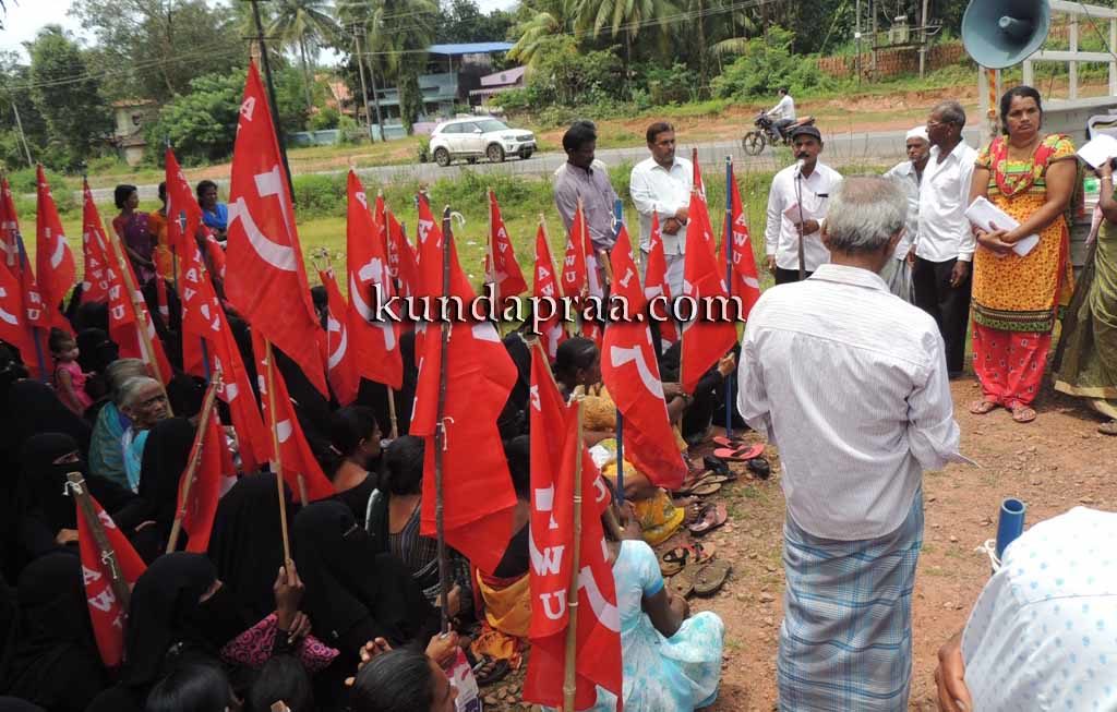 ಶಿರೂರು: ನಿವೇಶನ ಸ್ಥಳ ಮಂಜೂರು ಮಾಡಲು ಒತ್ತಾಯಿಸಿ ಹೋರಾಟ