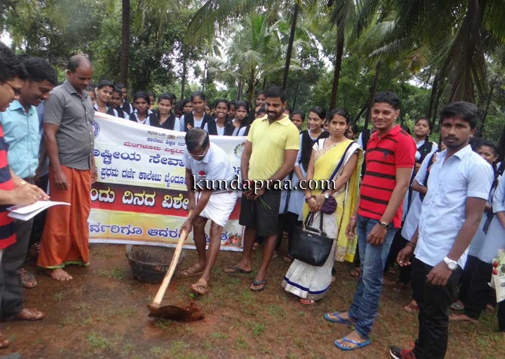 ಬೈಂದೂರು ಪ್ರಥಮ ದರ್ಜೆ ಕಾಲೇಜು ಎನ್ಎಸ್ಎಸ್ ವಿದ್ಯಾರ್ಥಿಗಳಿಂದ ಶ್ರಮದಾನ