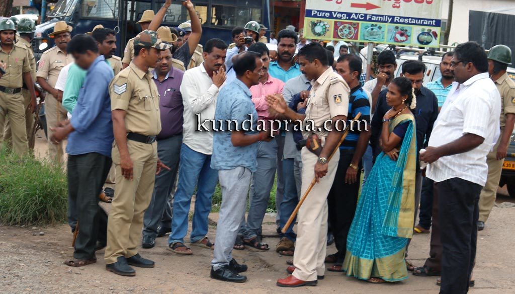 ಹಿಂಜಾವೇ ಪ್ರತಿಭಟನೆಗೆ ತಡೆ. ಪೊಲೀಸ್ ಪೋರ್ಸ್ನಿಂದ ಹಿಂದೂ ಕಾರ್ಯಕರ್ತರ ಕಟ್ಟಿಹಾಕಲು ಸಾಧ್ಯವಿಲ್ಲ