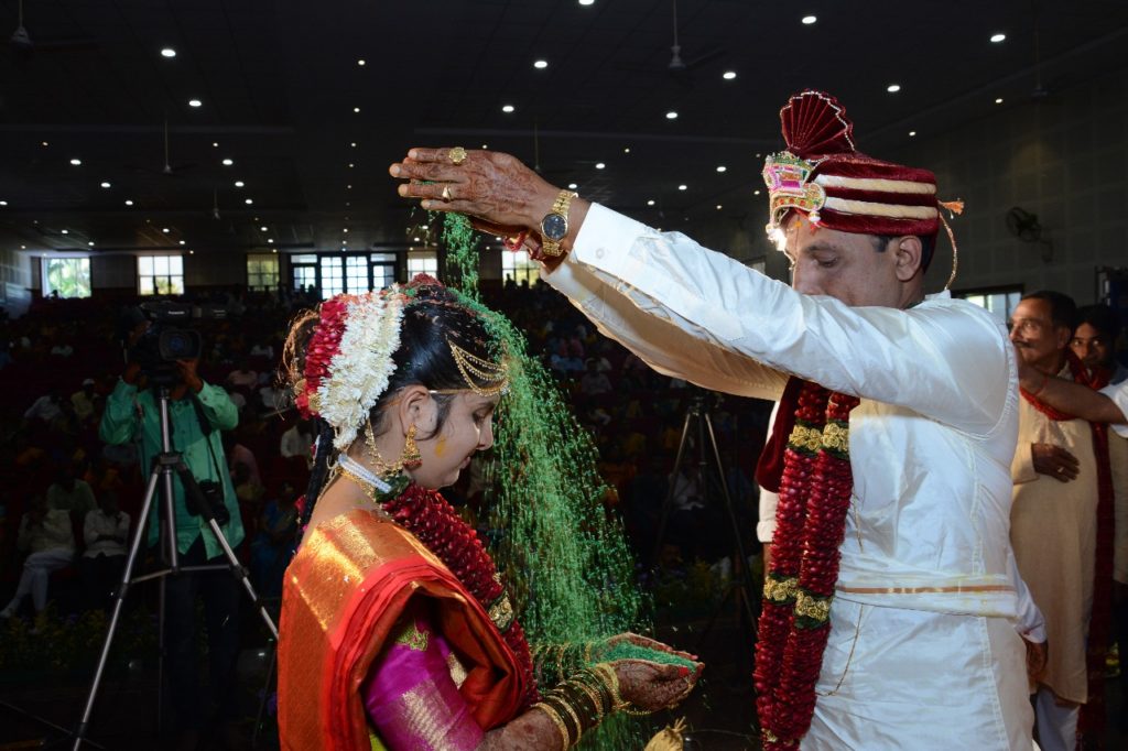 ಕನ್ನಡ ಮಂತ್ರದೊಂದಿಗೆ ಸಪ್ತಪದಿ ತುಳಿದ ಪತ್ರಕರ್ತ ಅರುಣಕುಮಾರ್ – ಬಿಂದು ಜೋಡಿ