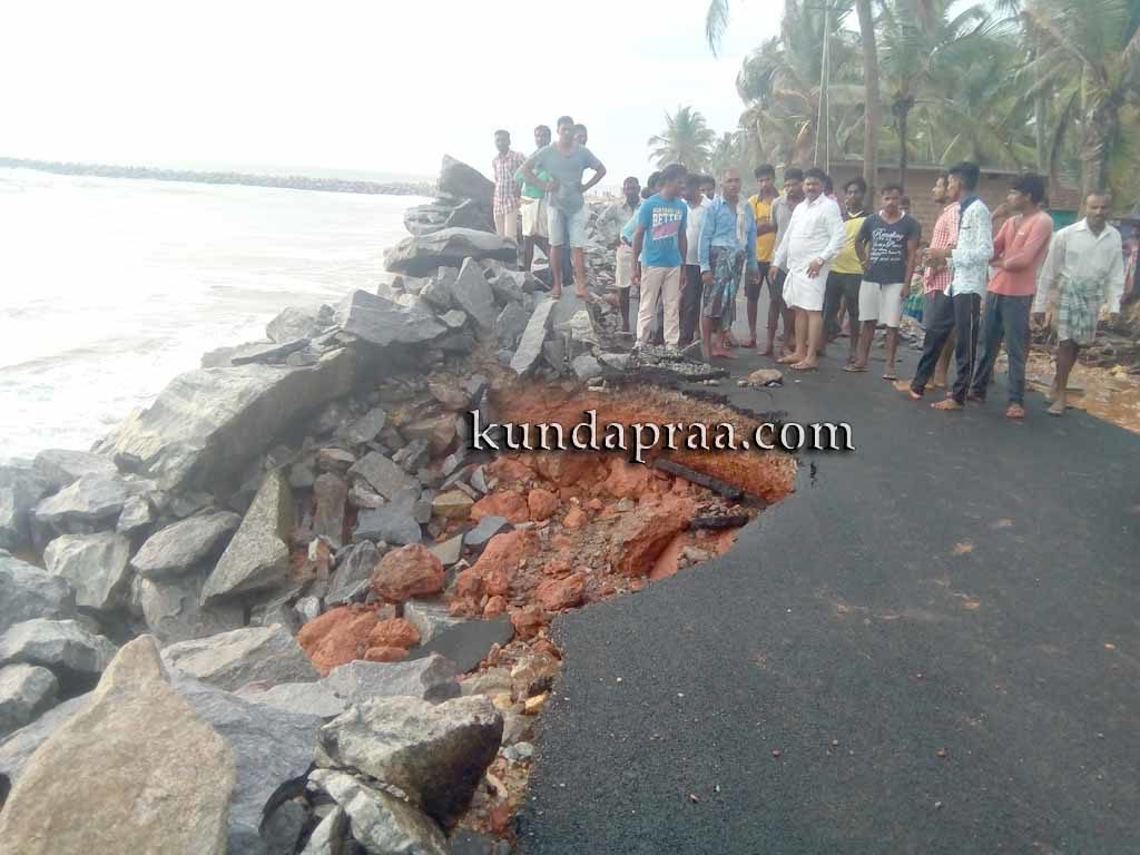 ಮರವಂತೆ: ಕಡಲ ಕೊರೆತದಿಂದ ರಸ್ತೆ ಹಾನಿ