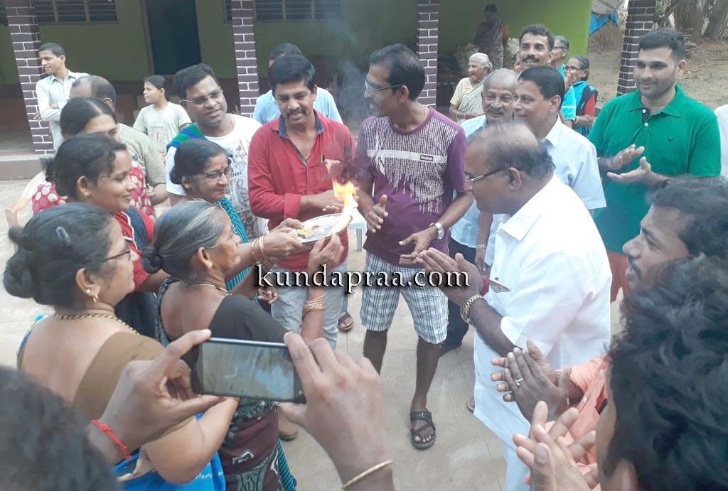 ಪ್ರಚಾರದಲ್ಲಿ ತೊಡಗಿದ್ದ ಕಾಂಗ್ರೆಸ್ ಅಭ್ಯರ್ಥಿಯನ್ನು ಆರತಿ ಬೆಳಗಿ ಸ್ವಾಗತಿಸಿಕೊಂಡ ಮತದಾರರು