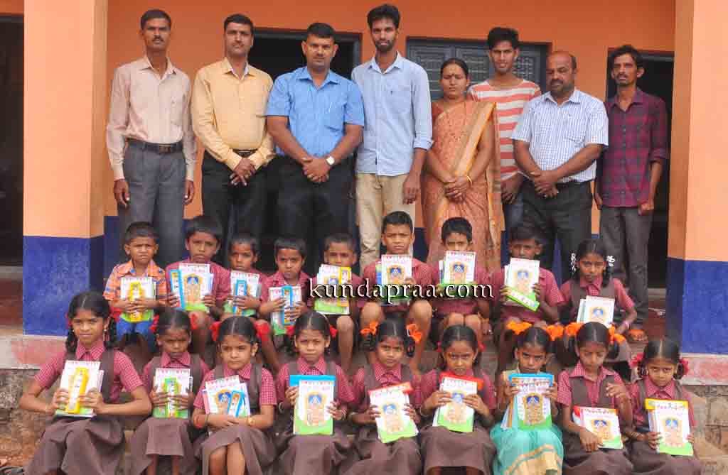 ಧರ್ಮಶ್ರೀ ರಿಲೀಫ್ ಫೌಂಡೇಶ್ನಿಂದ ಉಚಿತ ನೋಟ್ ಪುಸ್ತಕ ವಿತರಣೆ