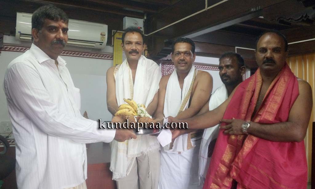 ಮುಖ್ಯಮಂತ್ರಿಯಾಗಿ ಕುಮಾರಸ್ವಾಮೀ ಪ್ರಮಾಣವಚನ : ಕೊಲ್ಲೂರು ಮುಕಾಂಬಿಕೆಗೆ ಪ್ರಾರ್ಥನೆ