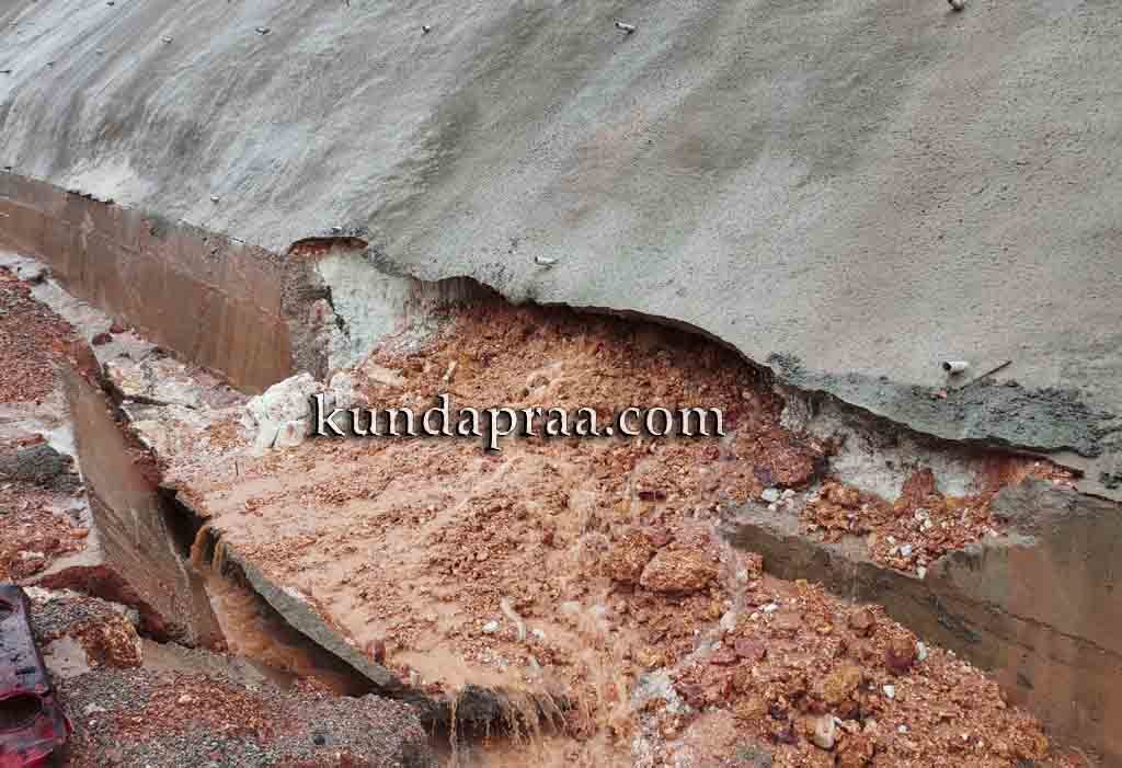 ಬೈಂದೂರು ಒತ್ತಿನೆಣೆ ಗುಡ್ಡದ ತಳಭಾಗದಲ್ಲಿ ಕುಸಿತ