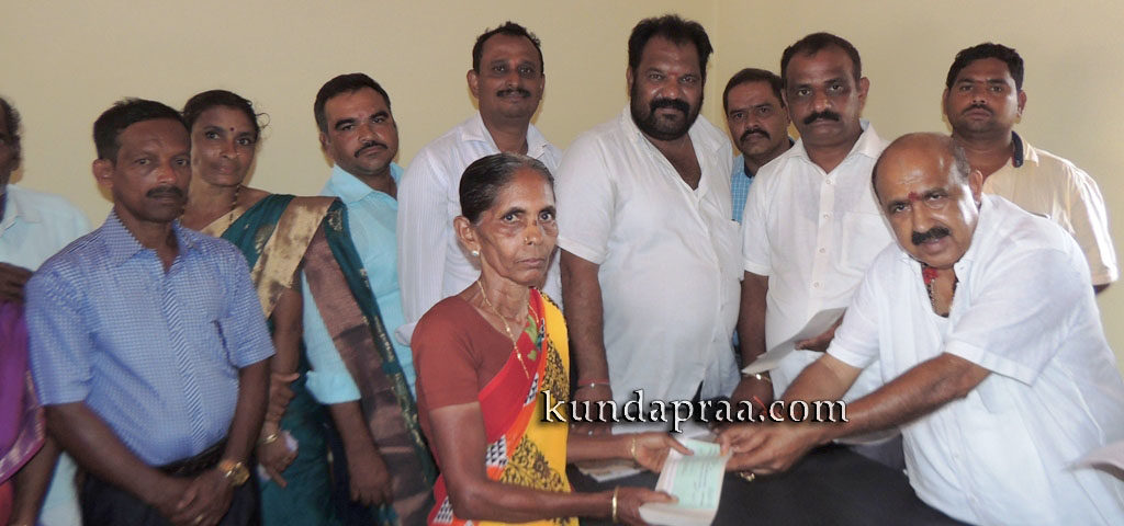 ಬೈಂದೂರು ಹೋಬಳಿ ಪ್ರಕೃತಿ ವಿಕೋಪ ಸಂತ್ರಸ್ತರಿಗೆ ಚೆಕ್ ವಿತರಣೆ