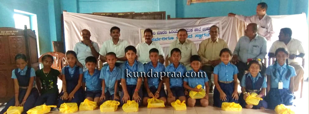 ಉಪ್ಪುಂದ : ಉಚಿತ ನೋಟ್ ಪುಸ್ತಕ, ಲೇಖನಿ ವಿತರಣೆ