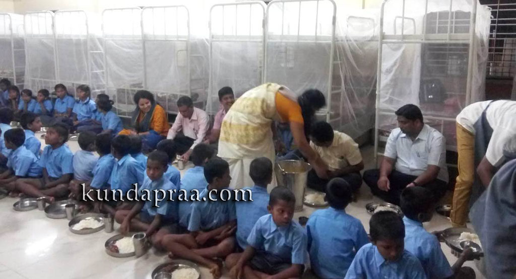 ಸರಕಾರಿ ಆಶ್ರಮ ಶಾಲೆ ಮಕ್ಕಳೊಂದಿಗೆ ಜಿಲ್ಲಾಧಿಕಾರಿ ಭೋಜನ