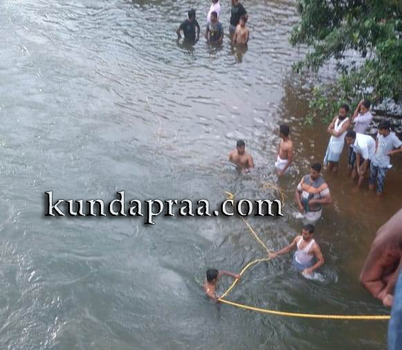 ಈಜಲು ತೆರಳಿದ್ದ ಅಕ್ಕ ಪಕ್ಕದ ಮನೆಯ ಯುವಕರಿಬ್ಬರ ಸಾವು