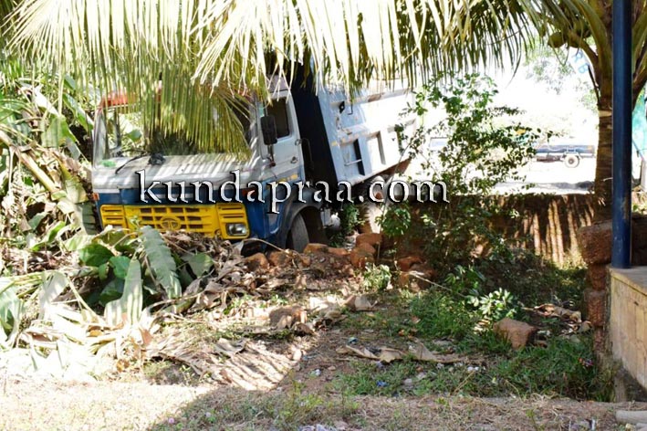 ಚಾಲಕನಿಲ್ಲದೆ ಚಲಿಸಿದ ಲಾರಿ : ಆವರಣ ಧ್ವಂಸ, ತಪ್ಪಿದ ಭಾರಿ ಅನಾಹುತ