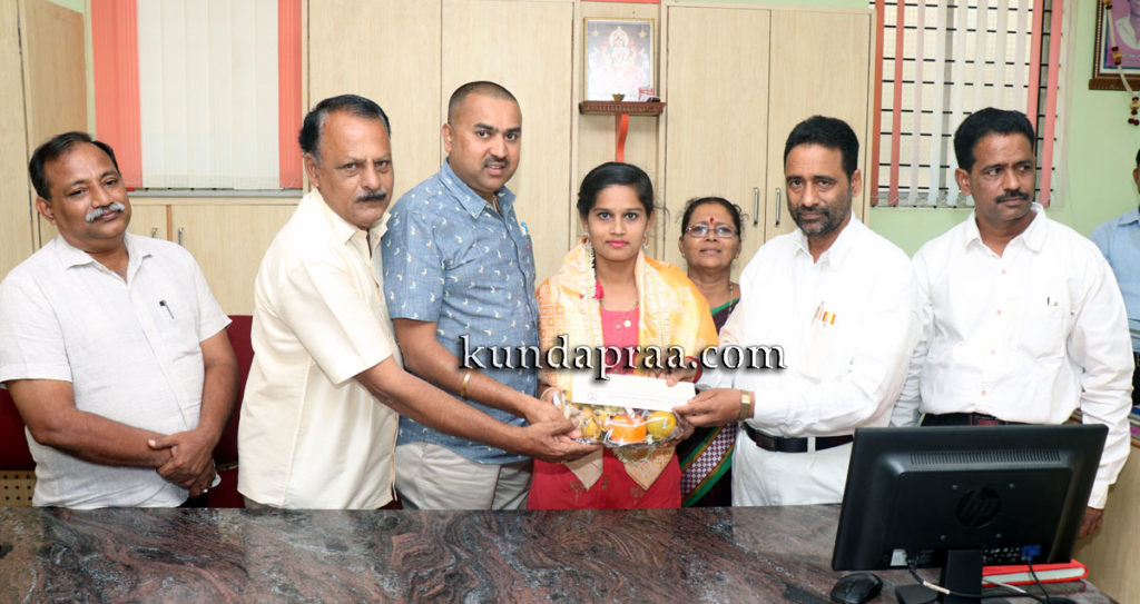 ಸಿಎ ಪರೀಕ್ಷೆ ತೇರ್ಗಡೆಯಾದ ಉಷಾ ಪೂಜಾರಿಗೆ ಸನ್ಮಾನ