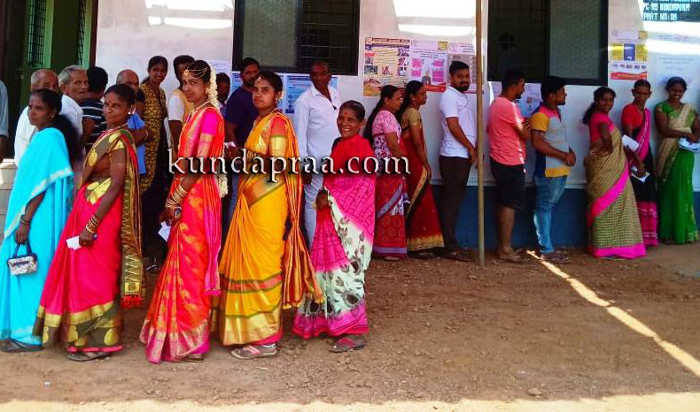 ಹೊಂಬಾಡಿ: ಸರಿತಿಯಲ್ಲಿ ನಿಂತು ಮತ ಚಲಾಯಿಸಿದ ಮದುಮಗಳು!